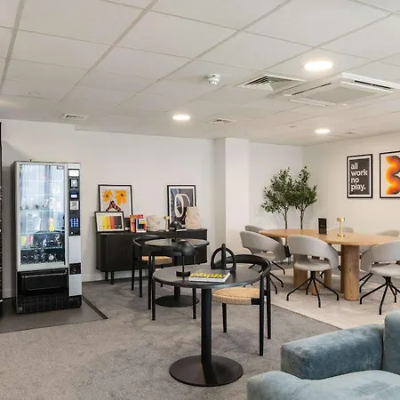 Spacious 1 Bedroom In Apartment *