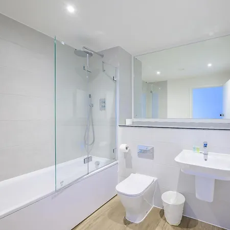 Spacious 1 Bedroom In Apartment