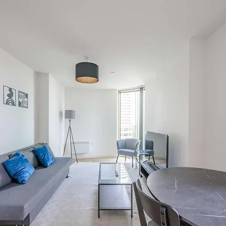 Spacious 1 Bedroom In Apartment *
