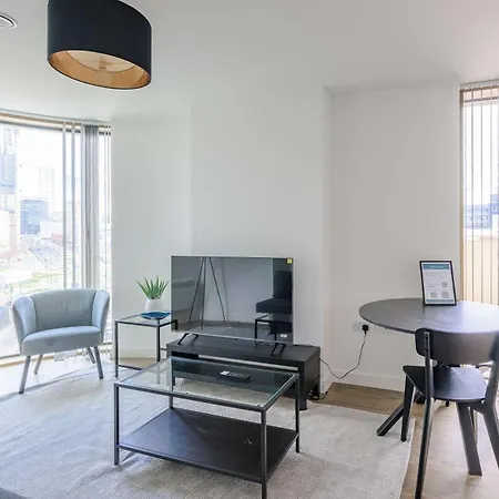 Spacious 1 Bedroom In Apartment *